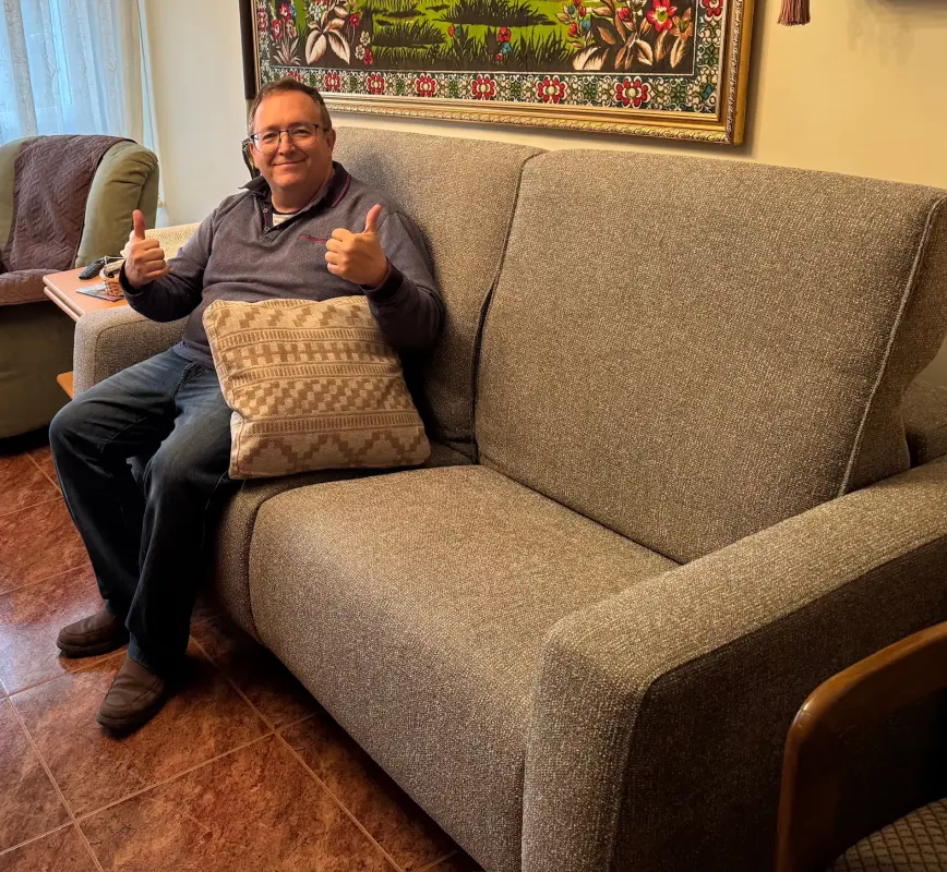 Disfrutando del nuevo sofa