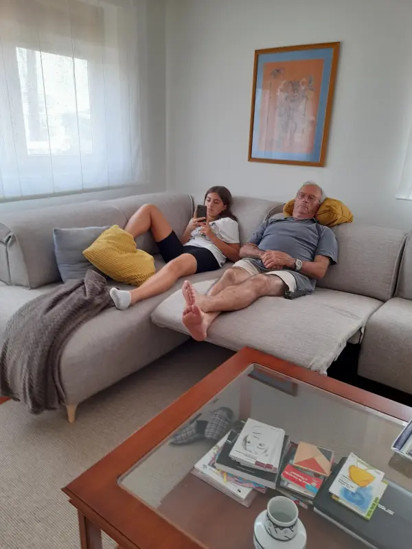 La nieta y el abuelo en relax